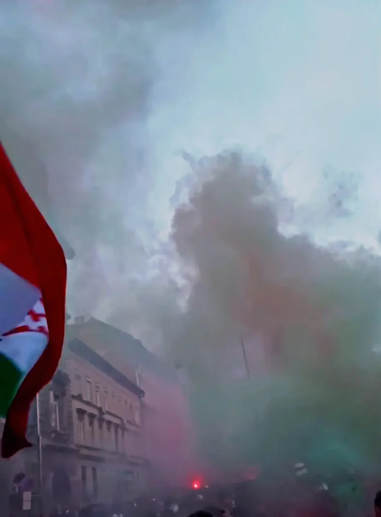 Hooligans-Hungria-Puskas Bandera nacional y humo denso en las calles de Budapest durante el corteo de los Hooligans Hungría hacia el Puskás Aréna.