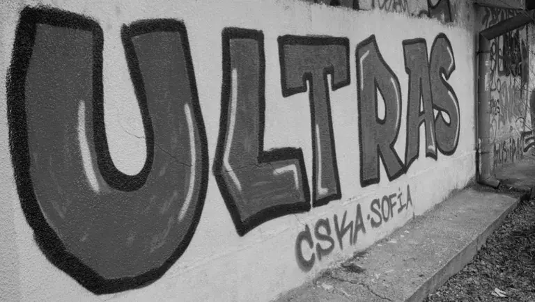 Portada Ultras CSKA Sofia graffiti blanco y negro muro estadio Balgarska Armia