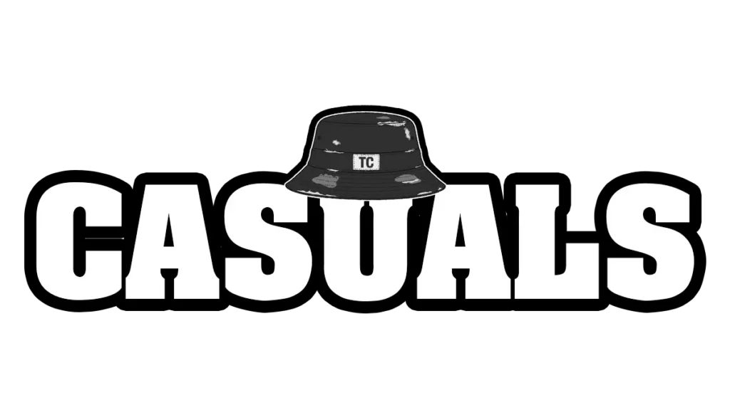 Portada-casuals-territorio-casual Tipografía CASUALS en blanco y negro con gorro de pescador (bucket hat) estilo terrace sobre la letra U. Logo de Territorio Casual.