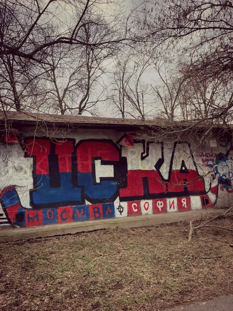Graffiti mural ultras CSKA Sofia y CSKA Moscu con simbología cruz celta en el parque Borisova Gradina