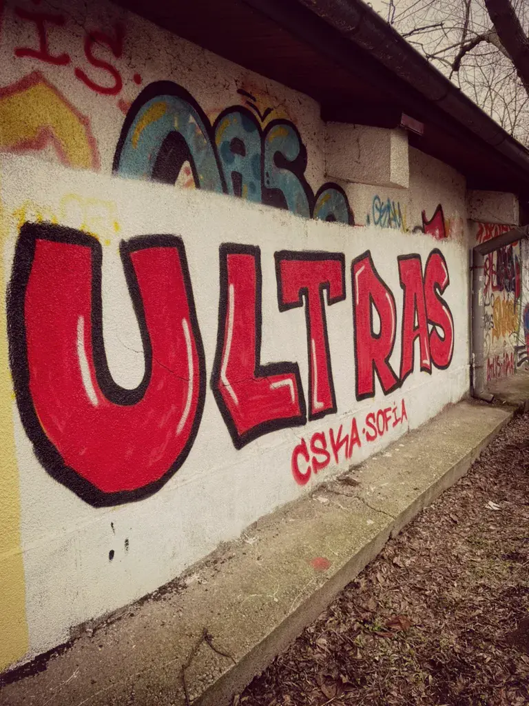 Graffiti del Sector G: ULTRAS CSKA Sofia en letras rojas grandes y firma CSKA Sofia en muro exterior estadio