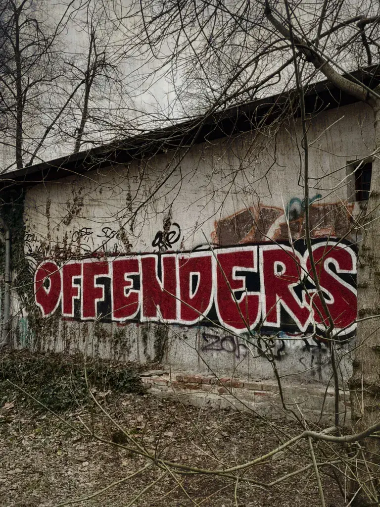 Graffiti mural del grupo ultra Offenders del CSKA Sofia en el parque Borisova Gradina
