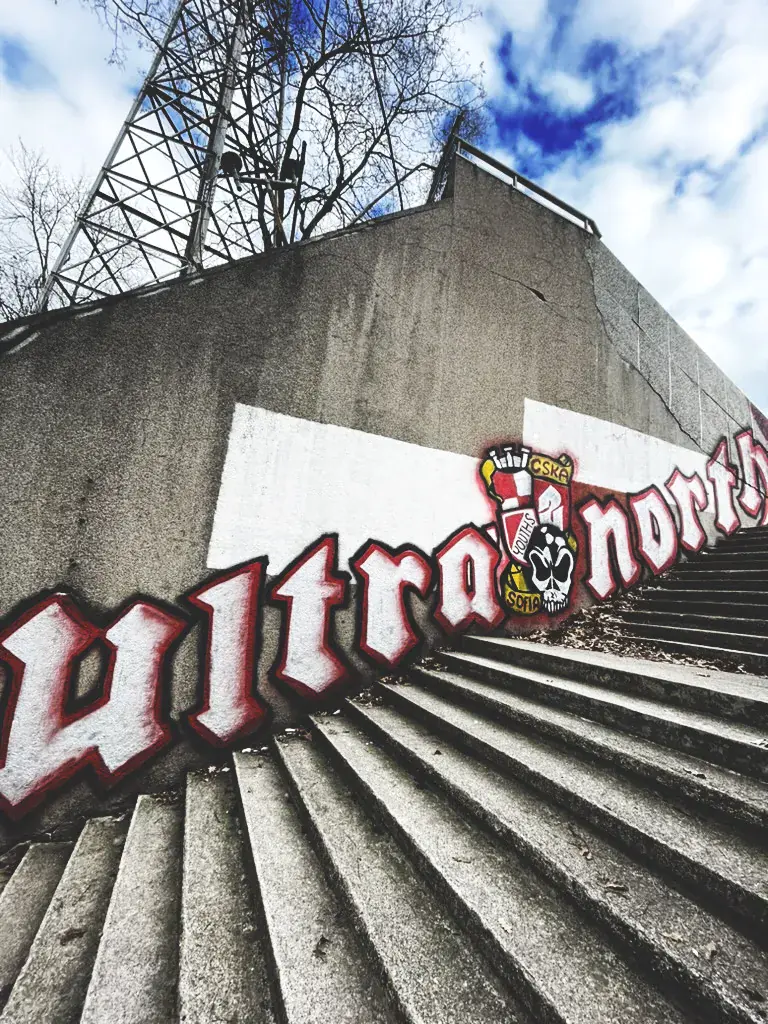 Graffiti Ultra North Youths CSKA Sofia en escaleras de hormigón acceso grada norte