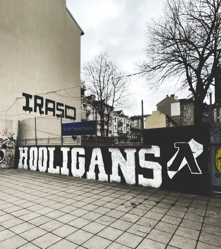 Graffiti Hooligans Levski Sofia Sector B con simbolo Lambda en calle urbana