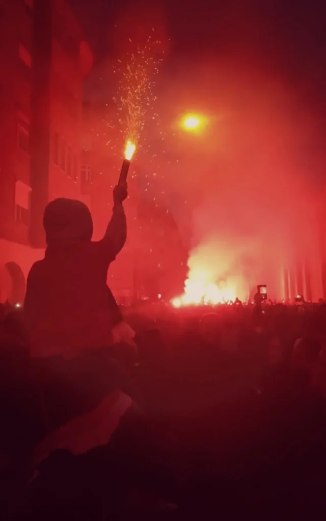 hooligans-hungria-budapest Corteo nocturno de los Hooligans Hungría con bengalas rojas antes de un partido de la Carpathian Brigade.