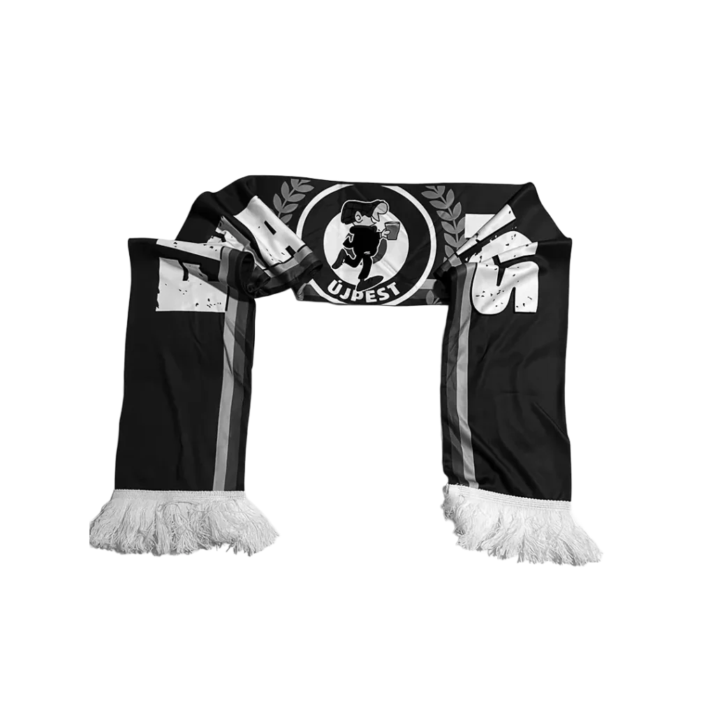 Fotografía en blanco y negro de una bufanda casual de los Ultras Ujpest mostrando el emblema central clásico de la facción "Fanatics"