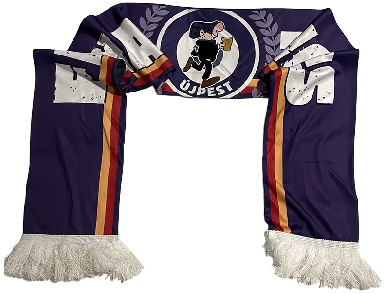 ujpest-fanatics Bufanda casual de los Ultras Ujpest en color morado, doblada mostrando el logo central de Fanatics y las franjas de la bandera de Hungría.