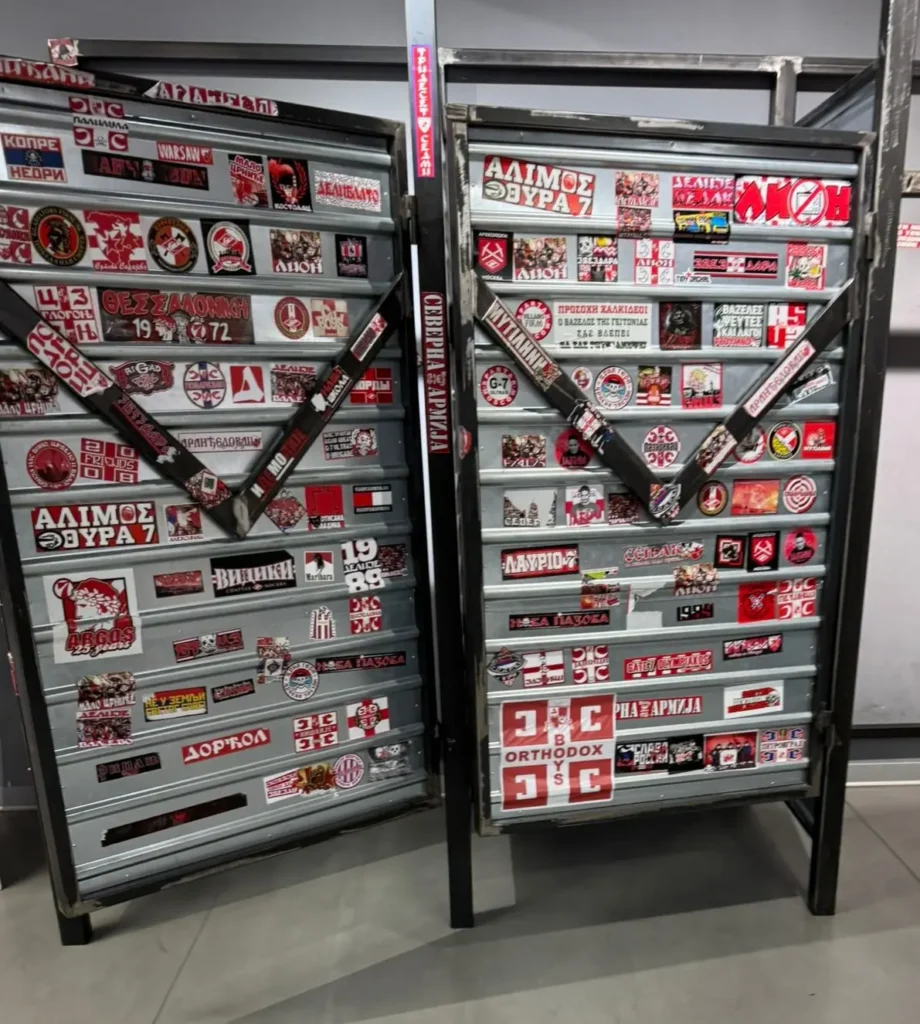 Rejas metálicas del Estadio Rajko Mitic cubiertas de pegatinas ultras nacionalistas serbias de Delije y grupos aliados