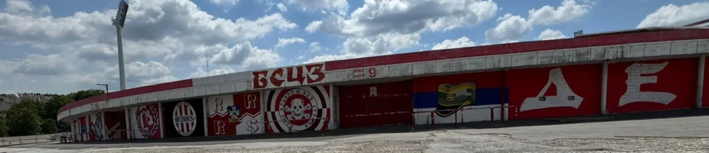 Fachada exterior del Estadio Rajko Mitić (Marakana) en Belgrado con murales de los Delije y empedrado clásico.