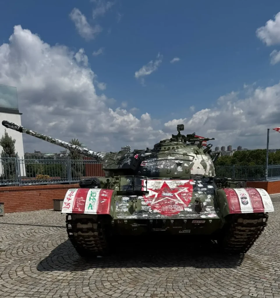 Tanque militar tintado de camuflaje con símbolos del Estrella Roja de Belgrado expuesto en el exterior del Estadio Rajko Mitić.