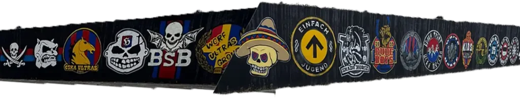 grobari-graffitis Mural de grafitis en Belgrado que muestra diversos logotipos de facciones ultra, calaveras y emblemas de grupos aliados de los Grobari del Partizan.