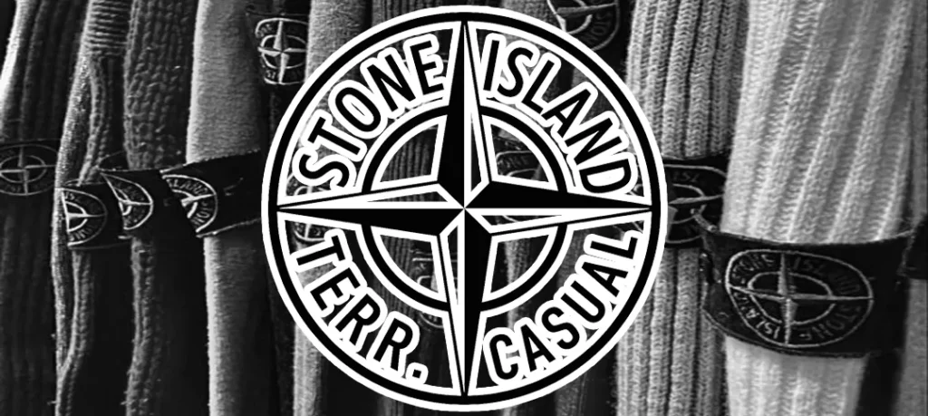 Logotipo de Territorio Casual y Stone Island sobre un fondo de ropa con parches en blanco y negro