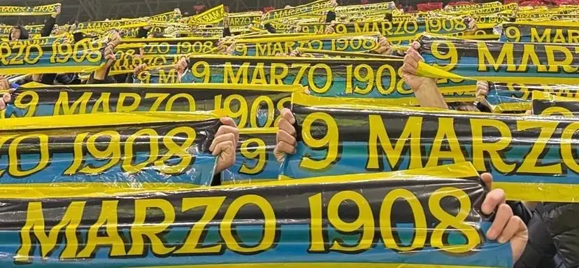9-marzo-1908-inter-milano Aficionados del Inter de Milan en la Curva Nord de San Siro mostrando bufandas de plastico con la fecha fundacional 9 de marzo de 1908 durante el derbi.