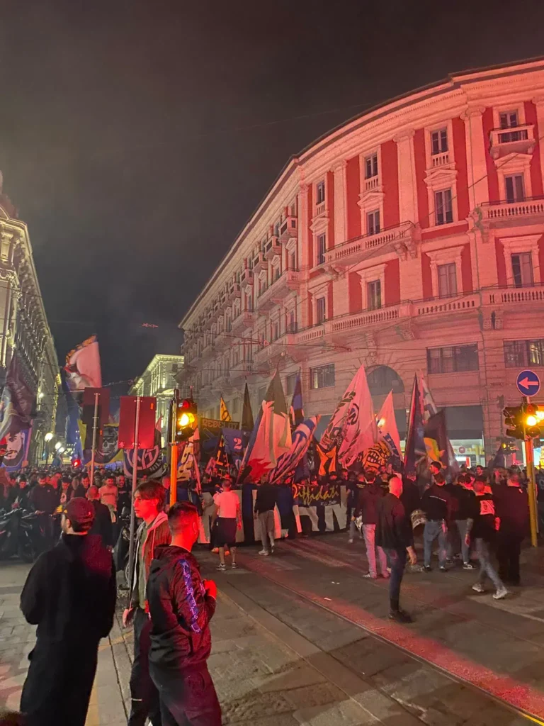 corteo-curva-nord-milano Corteo de los ultras de la Curva Nord del Inter de Milan avanzando con banderas y pancartas por las calles de Milan.