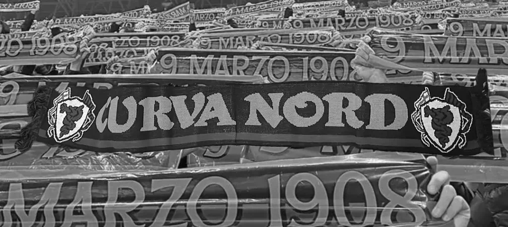 Bufanda clasica de la Curva Nord del Inter de Milan en blanco y negro superpuesta sobre bufandas del 19 de marzo de 1908.