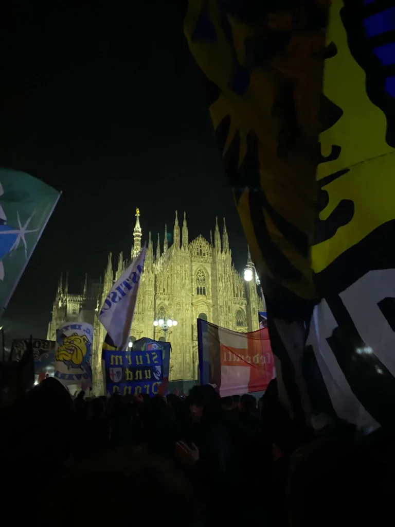 curva-nord-milano-duomo Concentracion nocturna de la Curva Nord del Inter de Milan frente a la catedral del Duomo con banderas historicas de los Boys San.