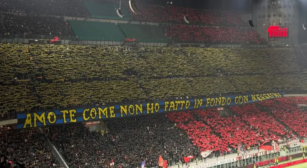 giuseppe-meazza-curva-nord Tifo desplegado en San Siro con la pancarta Amo te come non ho fatto in fondo con nessuna de la afición del Inter de Milan durante el derbi.
