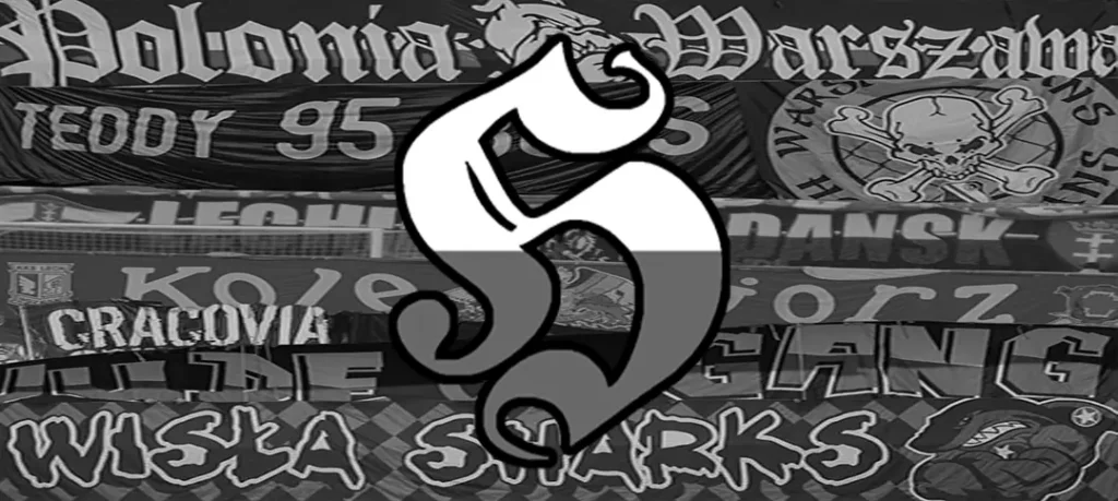 Montaje en blanco y negro de bufandas de ultras polacos como Polonia Varsovia, Lechia Gdansk, Cracovia y Wisla Sharks, con el símbolo de la letra S gótica del Pacto de Poznan en el centro.