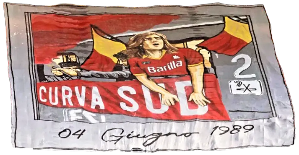 Pancarta conmemorativa de Antonio De Falchi en la Curva Sud de la AS Roma con la fecha 04 Giugno 1989 y camiseta Barilla vintage