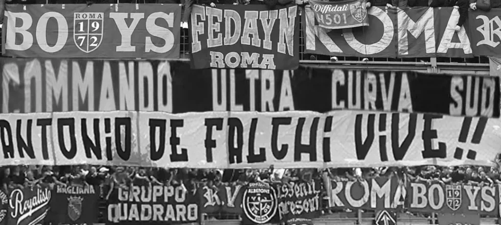 Pancartas históricas de la Curva Sud AS Roma: Boys Roma 1972, Fedayn, Alberone, Commando Ultra Curva Sud y homenaje Antonio De Falchi Vive.